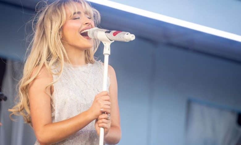 How To Recreate Sabrina Carpenter’s Signature Magnificence Look