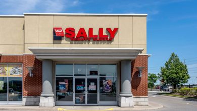 Excessive-Earnings Customers Splurge, Others Cautious