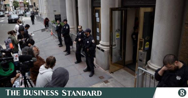 San Francisco police arrest 70 protesters at Israeli consulate
